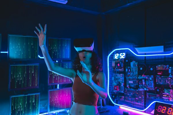 Comment un jeu de stratégie militaire peut-il simuler les impacts des innovations technologiques sur les conflits modernes?